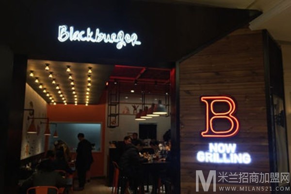 Black  /></p><p>Black burger美式汉堡依靠特色美食，完胜同行，成为餐饮市场上有口皆碑的热门品牌。Black burger美式汉堡在2017年成立，致力于为消费者提供各类汉堡，美味可口，价格实惠，店里的消费者总是络绎不绝。到目前为止，其已经在市场上开设了多家加盟店铺。</p><p>公司有着专业的团队和完善的经营管理体系，公司产品着眼于餐饮市场长远发展，突出健康，天然的主题，从原材料到制作过程，可以做到公开，透明，消费者买的放心。</p><h3>Black burger美式汉堡加盟优势</h3><p style=