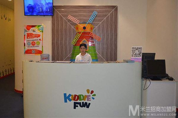 KIDDIE /></p><p>基于先进的医学理论，KIDDIE FUN的课程从运动、逻辑和自我照顾能力三个方面来着重培养孩子的运动能力和感觉统合能力。KIDDIE FUN的运动课程分为粗大运动和精细运动两个板块的内容。在粗大运动方面，考虑到对于0-6岁的孩子而言，水中的大肢体运动，能大幅降低对关节、肌肉和骨骼的运动伤害，因此，KIDDIE FUN为孩子们提供了全面的水中运动课程;在精细运动的设置上，KIDDIE FUN的课程会引导孩子活动眼睛、手指、脚趾等局部部位。</p><p>让每一个宝宝快乐发展独特自我，KIDDIE FUN水育早教秉承爱的初心，珍惜独特，尊重多元，专业教练师资，以富有爱心、耐心及热情的态度，教授宝宝在洁净水质的舒适环境内，提升运动感知统合能力，开心自在地学会水中生存及游泳技能。</p><h3>KIDDIE FUN水育早教加盟怎么样？优势多，开店快</h3><p style=