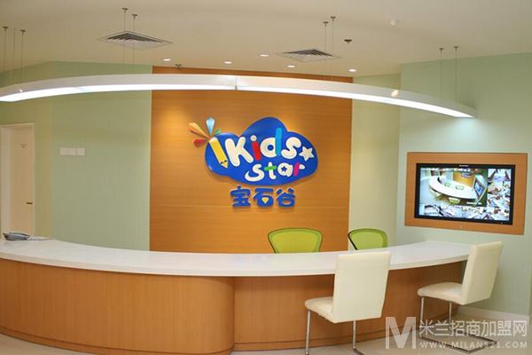 ikids  /></p><p>随着对幼儿手工教育重视程度的提高，ikidsstar宝石谷幼教创成为受家长和孩子欢迎的儿童手工品牌，相继在郑州、洛阳、南阳、信阳开设多家分店，每家分店都在当地掀起儿童手工教育的高峰，家长互相传告，争相办卡。ikidsstar宝石谷幼教成为当地儿童手工教育行业的领头羊。</p><p>ikidsstar宝石谷幼教经河南民间艺术协会授权，作为河南民间艺术协会少儿推广中心的推广机构—郑州福豆商贸有限公司盛大成立。郑州福豆商贸有限公司一经成立就与比利时凡尼思幼教跨国合作，整合ikidsstar宝石谷幼教，聚集中国知名民间艺术家，整个行业，开创了中国手工幼教新的纪元。</p><h3>ikids star宝石谷加盟优势-智力构造论</h3><p style=